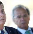 O presidente Jair Bolsonaro e, ao fundo, o ministro da Economia, Paulo Guedes. REUTERS/Ueslei Marcelino  Foto: Reuters