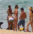 Banhistas aproveitam a praia do Leblon, na zona sul do Rio de Janeiro, na manhã desta segunda-feira (26). A Prefeitura do Rio de Janeiro flexibilizou as medidas restritivas contra a covid-19. Com a mudança, fica permitido o banho de mar e a permanência nas praias durante os dias úteis, o comércio ambulante nas areias volta a ser permitido. Nos finais de semana e feriados as atividades seguem proibidas. As novas regras vão até o dia 3 de maio.  Foto: Wilton Júnior / Estadão Conteúdo