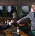 Renan Calheiros cumprimenta petista Humberto Costa - senador do MDB será relator da CPI  Foto: Edilson Rodrigues/Agência Senado / BBC News Brasil