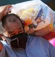 Morador de favela de SP recebe cesta básica doada durante a pandemia de Covid-19
14/04/2021
REUTERS/Carla Carniel  Foto: Reuters