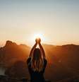 Existem alguns hábitos que ajudam a manter a sua vibração mais elevada e a atrair as melhores energias para a sua vida  Foto: DianaHirsch / iStock