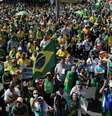 Manifestantes promovem aglomeração durante ato pró-Bolsonaro em São Paulo  Foto: Reuters / BBC News Brasil