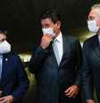 Brazilian Senator Randolfe Rodrigues talks with Former Brazil's Minister of Health Luiz Henrique Mandetta and Senator Renan Calheiros after a meeting of the Parliamentary Inquiry Committee (CPI) to investigate government actions and management during the coronavirus disease (COVID-19) pandemic, at the Federal Senate in Brasilia, Brazil May 4, 2021. REUTERS/Adriano Machado  Foto: Reuters