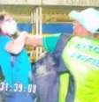 Jornalista teve o celular arrancado à força, foi agredida e ofendida por um homem que vestia boné branco e camisa com mangas azuis.  Foto: Reprodução / Twitter / Estadão