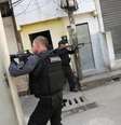 Policiais apontam suas armas durante operação na favela do Jacarezinho no Rio de Janeiro
06/05/2021 REUTERS/Ricardo Moraes  Foto: Reuters