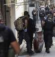 Policiais carregam corpo durante operação na favela do Jacarezinho
06/05/2021
REUTERS/Ricardo Moraes  Foto: Reuters