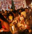 Familiares de vítimas seguram velas em protesto contra violência policial no Jacarezinho
07/05/2021
REUTERS/Ricardo Moraes  Foto: Reuters