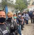 João Doria e Bia Doria na fila aguardando para receber a vacina  Foto: Reprodução/@joaodoriajr / Estadão