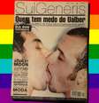 A capa bombástica do beijo gay entre Paulo Gustavo (à direita) e seu então namorado: imagem histórica na batalha pelos direitos da comunidade LGBT+  Foto: Fotomontagem: Blog Sala de TV