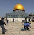 Polícia israelense e palestinos se enfrentam em frente à mesquita de Al Aqsa em Jerusalém
10/05/2021 REUTERS/Ammar Awad    Foto: Reuters