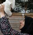 O bebê que ela disse que talvez nunca conhecesse: Marriam reunida com a filha Khadija  Foto: BBC News Brasil