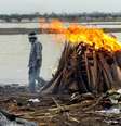 Corpos cremados nas margens do rio Ganges em Uttar Pradesh  Foto: Reuters / BBC News Brasil