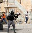 Confrontos violentos ocorreram do lado de fora da mesquita de Al Aqsa, na Cidade Velha de Jerusalém  Foto: Reuters / BBC News Brasil