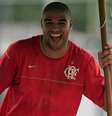 Adriano Imperador foi revelado pelo Flamengo e hoje vive da fama de ter sido um grande jogador  Foto: Alex Carvalho/Agif / Gazeta Press