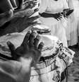 Homem toca atabaque em ritual de umbanda   Foto: istock