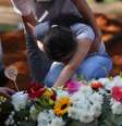 Mulher chora durante funeral da mãe, que morreu com suspeita de Covid-19, no cemitério de Vila Formosa, em São Paulo
06/08/2020 REUTERS/Amanda Perobelli  Foto: Reuters