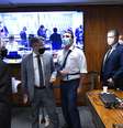Flávio Bolsonaro defende Wajngarten e discute com o relator Renan Calheiros  Foto: Marcos Oliveira / Agência Senado
