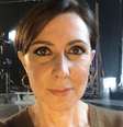 A atriz Maria João Abreu em um estúdio de TV: carreira de sucesso nas novelas em papéis cômicos e dramáticos  Foto: Reprodução