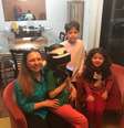 Márcia Berimbau e família jogando PSVR  Foto: Acervo Pessoal / Reprodução