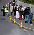 Fila para vacinação em centro móvel em Bolton
13/5/2021 REUTERS/Phil Noble  Foto: Reuters