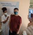 Homem é vacinado contra o coronavírus com imunizante da Oxford-AstraZeneca no Palácio do Catete, Rio de Janeiro
23/04/2021 REUTERS/Pilar Olivares  Foto: Reuters