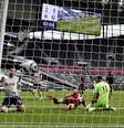 Pierre-Emile Hojbjerg, do Tottenham Hotspur, marca seu segundo gol  Foto: SHAUN BOTTERILL / Reuters