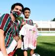 O pequeno Raphael Magalhães, de 5 anos, ganhou o uniforme oficial do Fluminense depois de viralizar com a sua camisa improvisada  Foto: Reprodução / Instagram