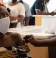 Mulher sendo vacinada em Gana, país que já utilizou 100% das doses de vacina recebidas do Covax  Foto: Unicef/Kokoroko / BBC News Brasil