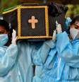 Voluntários carregando um caixão com corpo de vítima de Covid-19 em Bengaluru, Índia
REUTERS/Samuel Rajkumar  Foto: Reuters