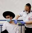 Vacinação em Israel  Foto: Ronen Zvulun / Reuters