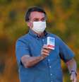 Bolsonaro empunha uma caixa de cloroquina - remédio não tem eficácia comprovada contra covid-19  Foto: Reuters / BBC News Brasil