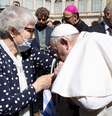 Papa recebe Lidia Maksymowicz, sobrevivente de campo de concentração, e beija braço tatuado dela no Vaticano
26/5/2021 Vatican Media/ via REUTERS   Foto: Reuters