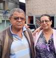 Junto ao marido e à filha, Maria José de Araújo (centro) diz que hoje 'bife é para rico'  Foto: Henrique Deloste / BBC News Brasil
