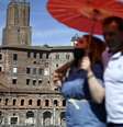 Turistas passeiam pela zona arqueológica de Roma, capital da Itália  Foto: ANSA / Ansa - Brasil