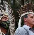 Presidente Jair Bolsonaro encontra indígenas e ouve o hino nacional durante visita a base militar em São Gabriel da Cachoeira, no Estado do Amazonas, Brasil
27/05/2021 Marcos Correa/Divulgação via REUTERS  Foto: Reuters