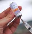 A CoronaVac foi testada no Brasil numa parceria entre o Instituto Butantan e a farmacêutica chinesa Sinovac. Ela está aprovada no país desde janeiro  Foto: Getty Images / BBC News Brasil
