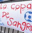 Cartaz em frente a estádio El Campin, em Bogotá, protesta contra plano de realização do evento na Colômbia: 'La copa de sangre' ('A copa de sangue')  Foto: REUTERS/Nathalia Angarita / BBC News Brasil