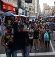 Pessoas caminham na rua 25 de Março no centro de São Paulo antes do Natal e em meio à pandemia do coronavírus
21/12/2020
REUTERS/Amanda Perobelli  Foto: Reuters