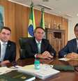 Flávio e Jair Bolsonaro em encontro com o presidente do Patriota, Adilson Barroso  Foto: Reprodução / Twitter Flávio Bolsonaro / Estadão Conteúdo