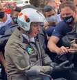 Jair Bolsonaro provoca aglomeração em passeio de moto  Foto: Reprodução/Facebook