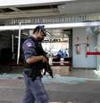 Policial ronda local de ataque em Manaus  Foto: Bruno Kelly / Reuters