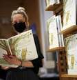 Mulher lê livro "The Bench", da duquesa de Sussex, em Londres, Reino Unido
08/06/2021 REUTERS/Henry Nicholls  Foto: Reuters