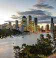 Brisbane está entre as principais cidades do mundo nos quesitos segurança pública, limpeza urbana, bem estar social e conservação dos patrimônios públicos. A terceira maior cidade australiana, com 2,2 milhões de habitantes e capital do Estado de Queensland, não é nem muito grande, nem muito pequena. Às margens do rio de mesmo nome, Brisbane é a única capital com clima subtropical do país, ela é chamada de “Capital dos Dias Ensolarados”. Por lá você pode esperar clima quente no verão e inverno ameno. Não muito longe, a apenas uma hora de distância, estão as praias da Gold Coast. Brisbane tem uma vida noturna é agitada e conta com boas opções de bares e boates. Há também muitos lugares tombados como patrimônio histórico, como o sítio arqueológico de fósseis mamíferos de Riversleigh. Para relaxar, o Roma Park é um conhecido ponto de encontro entre jovens.    Foto: Lachlan Feamley/Divulgação / Estadão