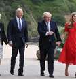 O presidente dos EUA, Joe Biden, e o primeiro-ministro britânico, Boris Johnson, com suas esposas próximo ao hotel em que ocorre a reunião do G7 em Londres, na Inglaterra  Foto: Toby Melville/Pool / Reuters