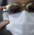 Profissional de saúde segura frasco da vacina Pfizer/BioNTech
REUTERS/Ricardo Moraes  Foto: Reuters