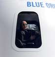 Fundador da Amazon e da Blue Origin, Jeff Bezos, fala à mídia da cápsula de uma nova espacial. 5/4/2017.  REUTERS/Isaiah J. Downing  Foto: Reuters