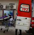 Paciente com suspeita de Covid-19 é colocado numa ambulância por membros da equipe do Samu, no Rio de Janeiro. 20/5/2021. REUTERS/Pilar Olivares  Foto: Reuters
