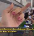 Sempre solene, o jornalismo da Globo se rendeu a um sinal associado à baixaria  Foto: TV Globo/Reprodução