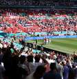 Torcedor cai da arquibancada durante jogo entre Inglaterra e Croácia pela Eurocopa  Foto: Catherine Ivill