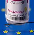 Ampola com vacina da marca "AstraZeneca contra Covid-19 sobre bandeira da União Europeia. 24/3/2021. REUTERS/Dado Ruvic  Foto: Reuters